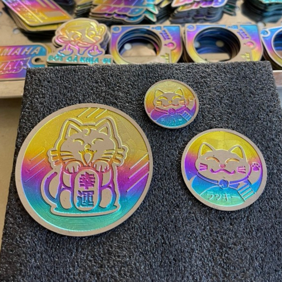 Tem titan mèo thần tài  đường kính 3cm 4cm