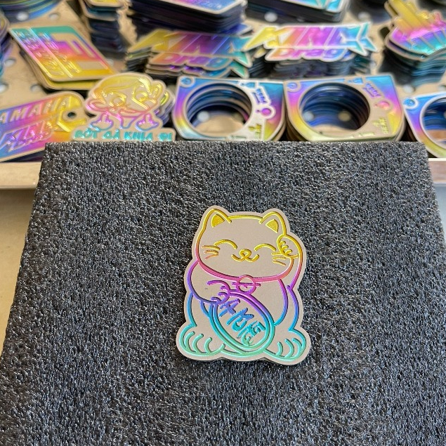 Tem titan mèo thần tài  đường kính 3cm 4cm