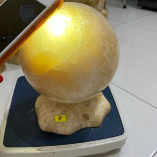Cầu bi phong thủy màu trắng ngà xuyên sáng đường kính 18 cm, cân nặng 9 kg đá calcide tự nhiên của Việt Nam