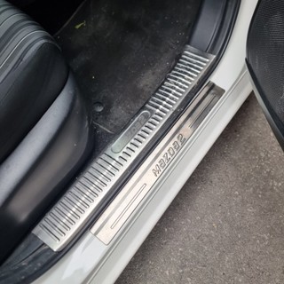 Ốp bậc cửa xe Mazda 2 2023 2024, Mazda 2 2016 đến 2024 Mẫu INOX sáng đẹp