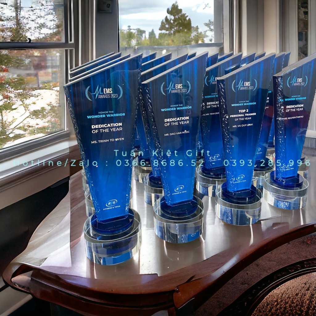 Cúp pha lê sao vát đế tròn