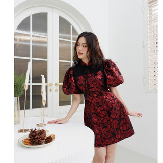 Đầm sườn xám tay phồng chất liệu gấm hoạ tiết hoa nổi tinfour d461
