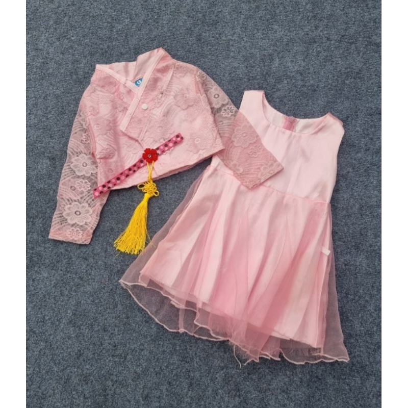 Váy Hanbok cách tân cho bé