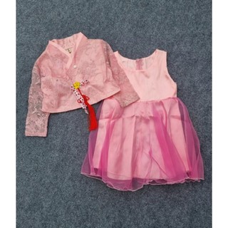 Váy Hanbok cách tân cho bé