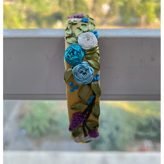 Cài thêu Handmade by Chang (hình shop chụp)