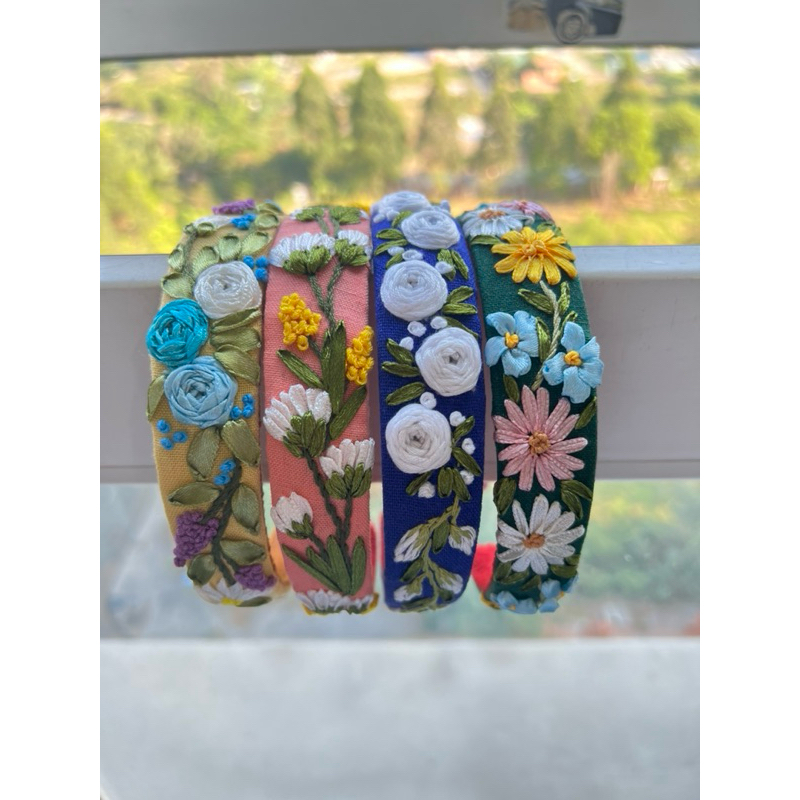 Cài thêu Handmade by Chang (hình shop chụp)