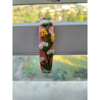 Cài thêu Handmade by Chang (hình shop chụp)