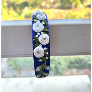 Cài thêu Handmade by Chang (hình shop chụp)