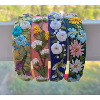 Cài thêu Handmade by Chang (hình shop chụp)