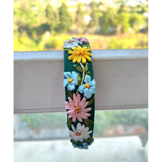 Cài thêu Handmade by Chang (hình shop chụp)