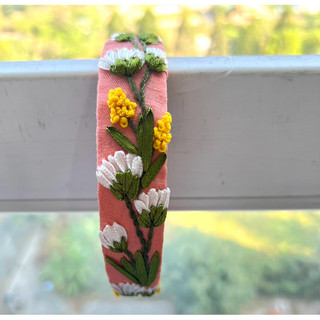Cài thêu Handmade by Chang (hình shop chụp)