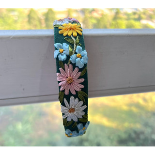 Cài thêu Handmade by Chang (hình shop chụp)