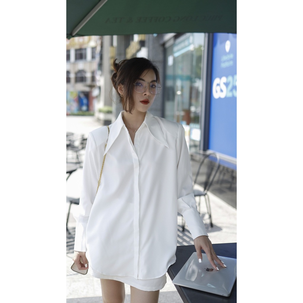 Áo sơ mi màu trắng 𝘼𝙢𝙮 𝗦𝗛𝗜𝗥𝗧 𝗪𝗛𝗜𝗧𝗘 𝗠𝗢𝗗𝗘 𝗢𝗡 Elisa cổ vạt lớn dáng oversize rộng giấu quần có cầu vai
