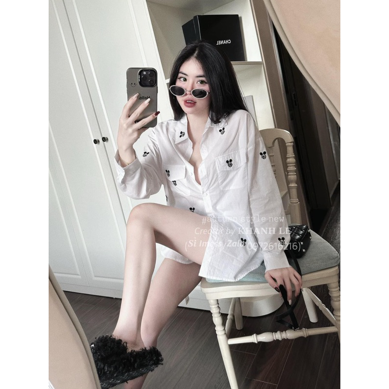 Áo sơ mi trắng in hình mickey đen nổi bật