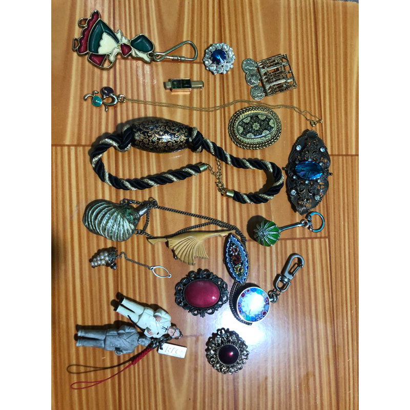 Bộ: cài áo, móc khoá..