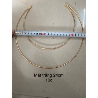 Khung sắt sơn vàng họa tiết là Dreamcatcher, macrame, đồ trang trí handmade