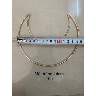 Khung sắt sơn vàng họa tiết là Dreamcatcher, macrame, đồ trang trí handmade