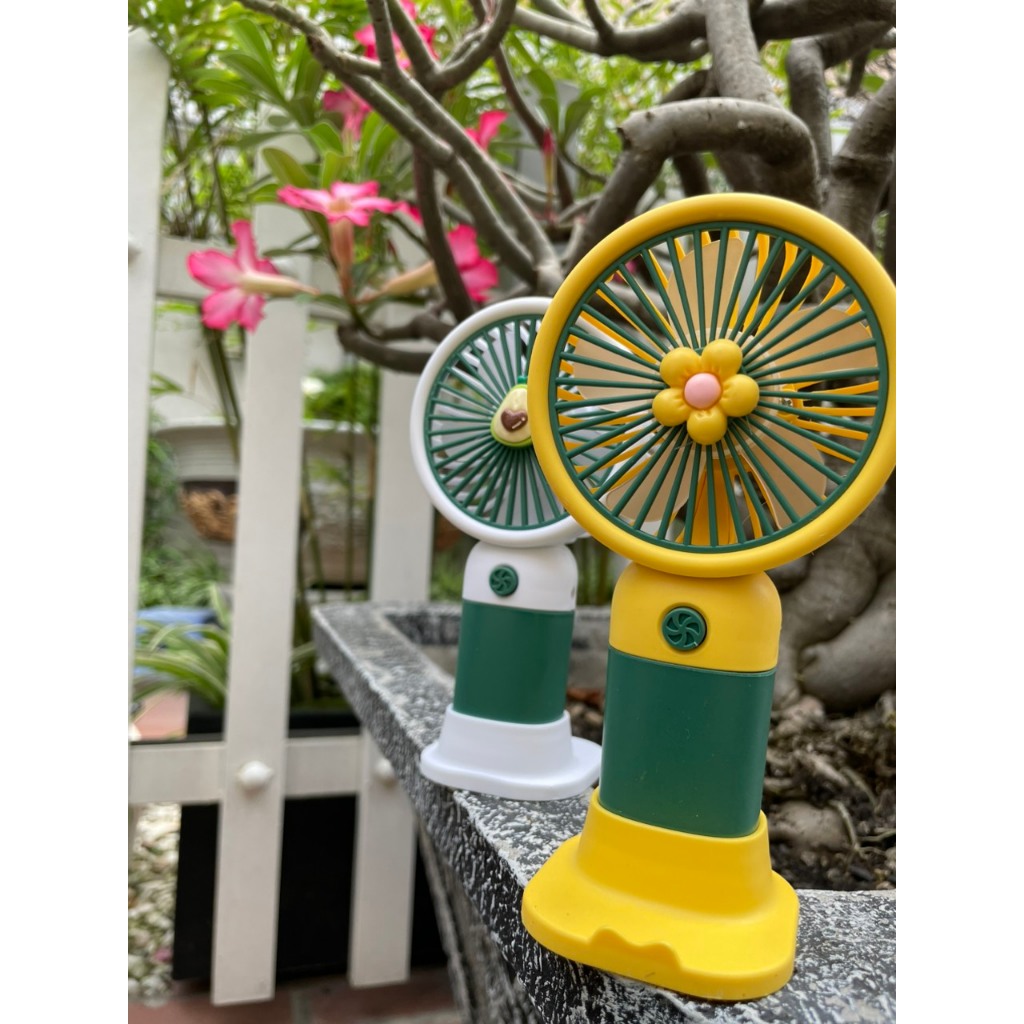 Quạt Tích Điện Mini Cầm Tay siêu yêu Có Dây Sạc, Chân Để Bàn, kích thước 7,8x5,3x15cm (giao màu ngẫu nhiên)