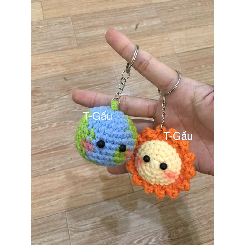Hàng sẵn giao ngay ‘’sỉ- lẻ’’ ) Móc khoá mặt trời ☀️ và trái đất 🌏 handmade siu xi