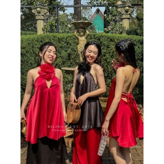 Đầm lụa cao cấp cổ yếm kèm hoa voan MILINAA có bốn màu trắng, đen, kem, đỏ C2864