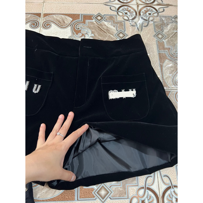 Short nhung gắn tag kim loại đính đá   - LINAN