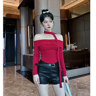 Áo đen đỏ trễ vai kèm dây