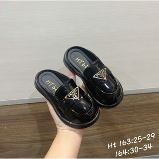 Sục cho bé gái