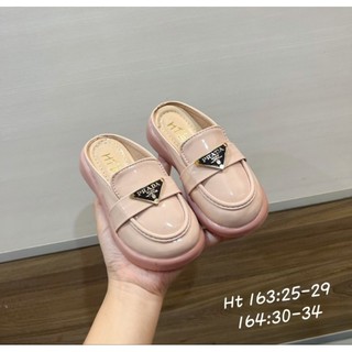 sục cho bé  gái
