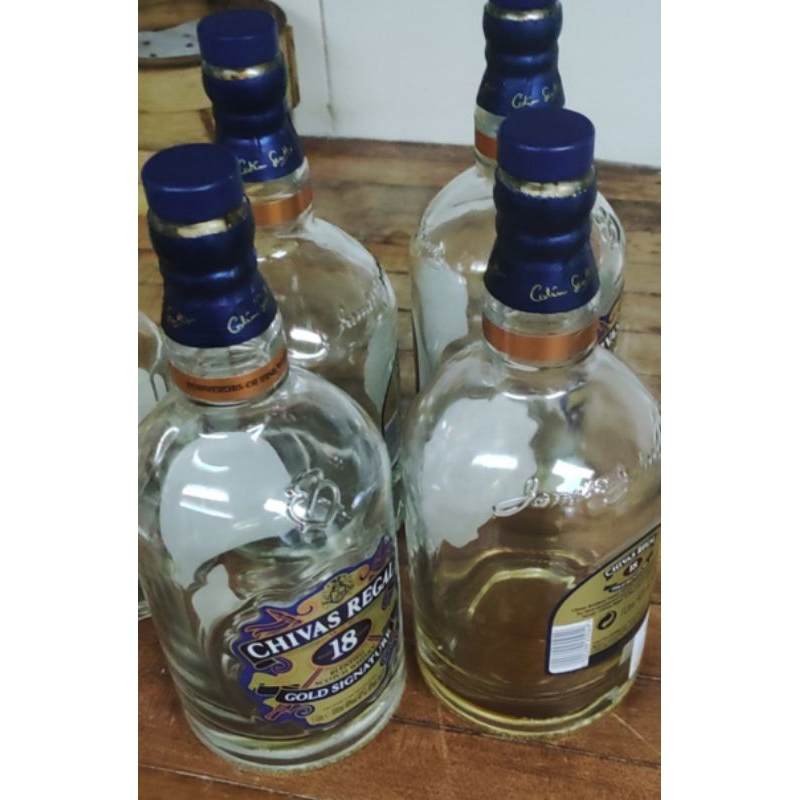 Vỏ chai rưu ngoại Chivas 18 dùng trang trí, trưng bày