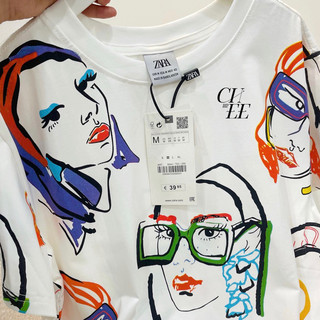 Áo phông Za.ra cô gái đeo kính