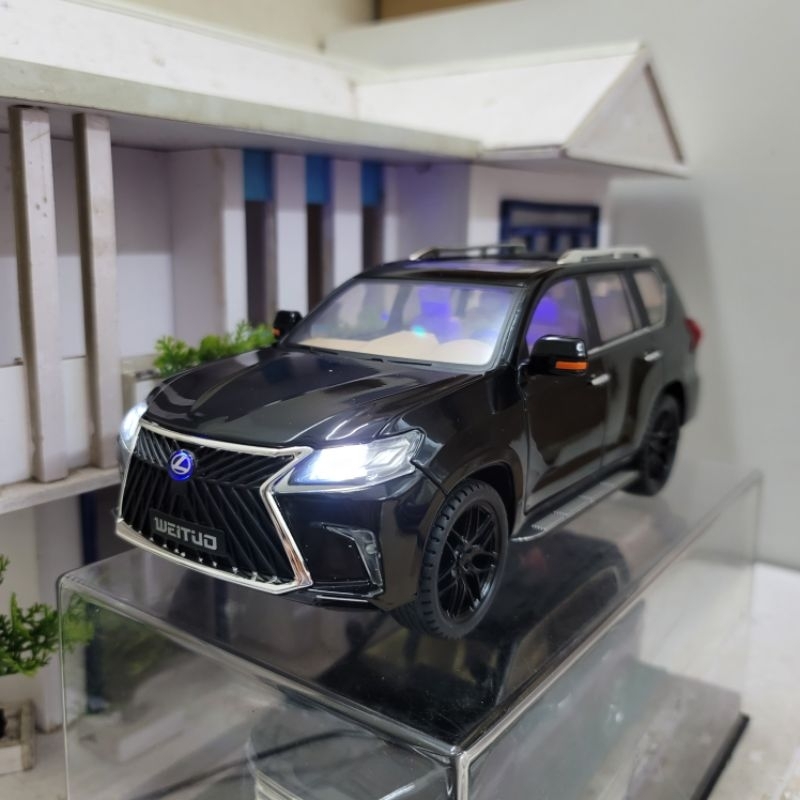 Mô hình xe Lexus LX 570 tỉ lệ 1:18 có đèn và chạy cót