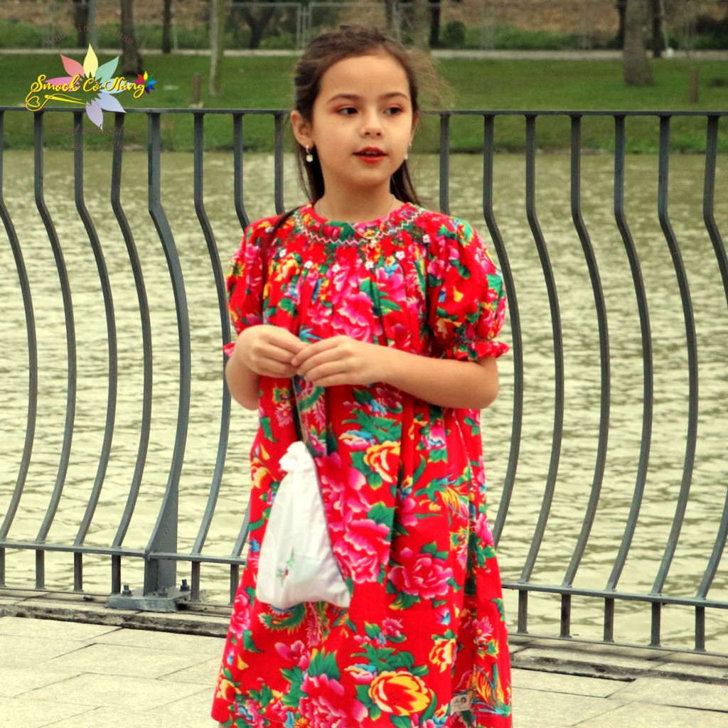 Smock Cô Nắng Đầm Smock hoa công phượng đỏ thêu xích móc vòng cổ Vải thô cotton Size 1-12 ( 9kg - 50kg)