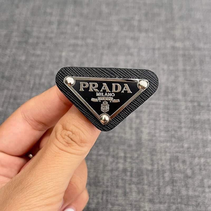 Ghim Cài Áo Tam Giác Đen Prada Thời Trang Sành Điệu