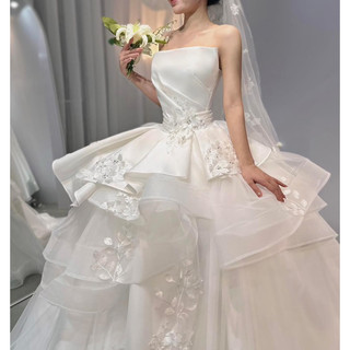 Váy cúp tầng to