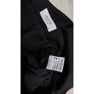 Chân váy hiệu eo 70cm, dài 59cm.