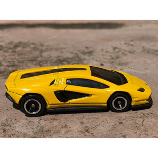 Xe mô hình Lamboghini Countach LPI 800-4 tỉ lệ 1:64