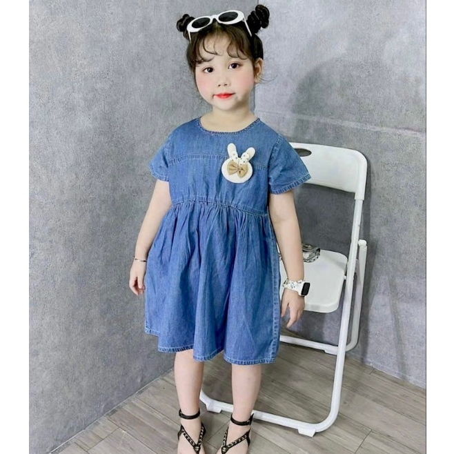 Váy Jean bé gái- Váy jean dáng suông cho bé gái đính thỏ trước ngực dễ thương từ 1 tuổi đến 7 tuổi