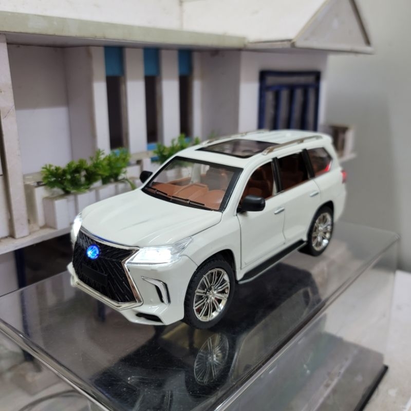 Mô hình xe Lexus LX570 tỉ lệ 1:24 bằng hợp kim có đèn, có âm thanh động cơ và chạy cót