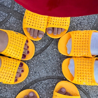 Dép tổ ong đan vàng cho bé trai bé gái dép 1_15 tuổi dép nhẹ mềm dẻo chống trơn trượt cho bé tập đi