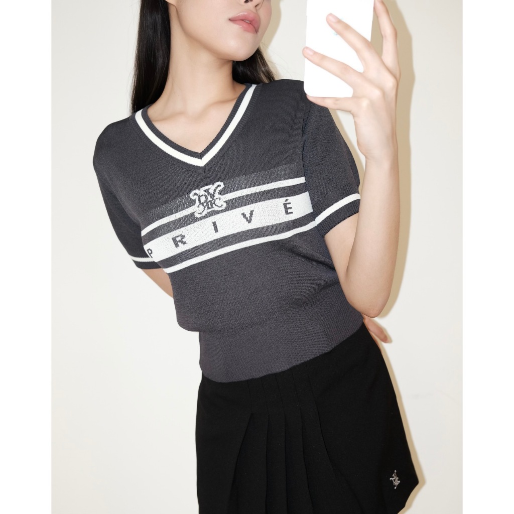 DVRK - Chân Váy Chữ A Xếp Ly Trước Lưng Cao Thêu Logo Màu Đen -DVRK-23W