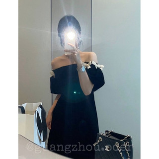 Váy nhung trễ vai đính nơ