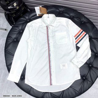 Áo sơ mi trắng nam nữ dài tay Thom Browne dập 4 sọc xám tay thêu logo bụng phối sọc xanh trắng đỏ sau cổ Hot Trend 2024
