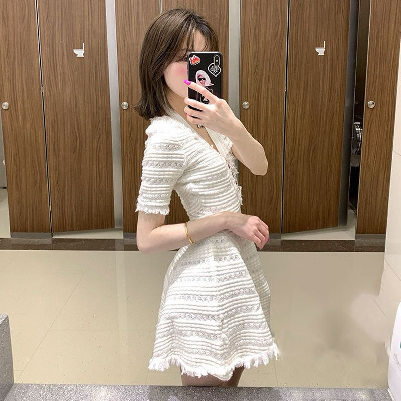 Váy len cộc tay xoè cổ V 2 màu đen trắng