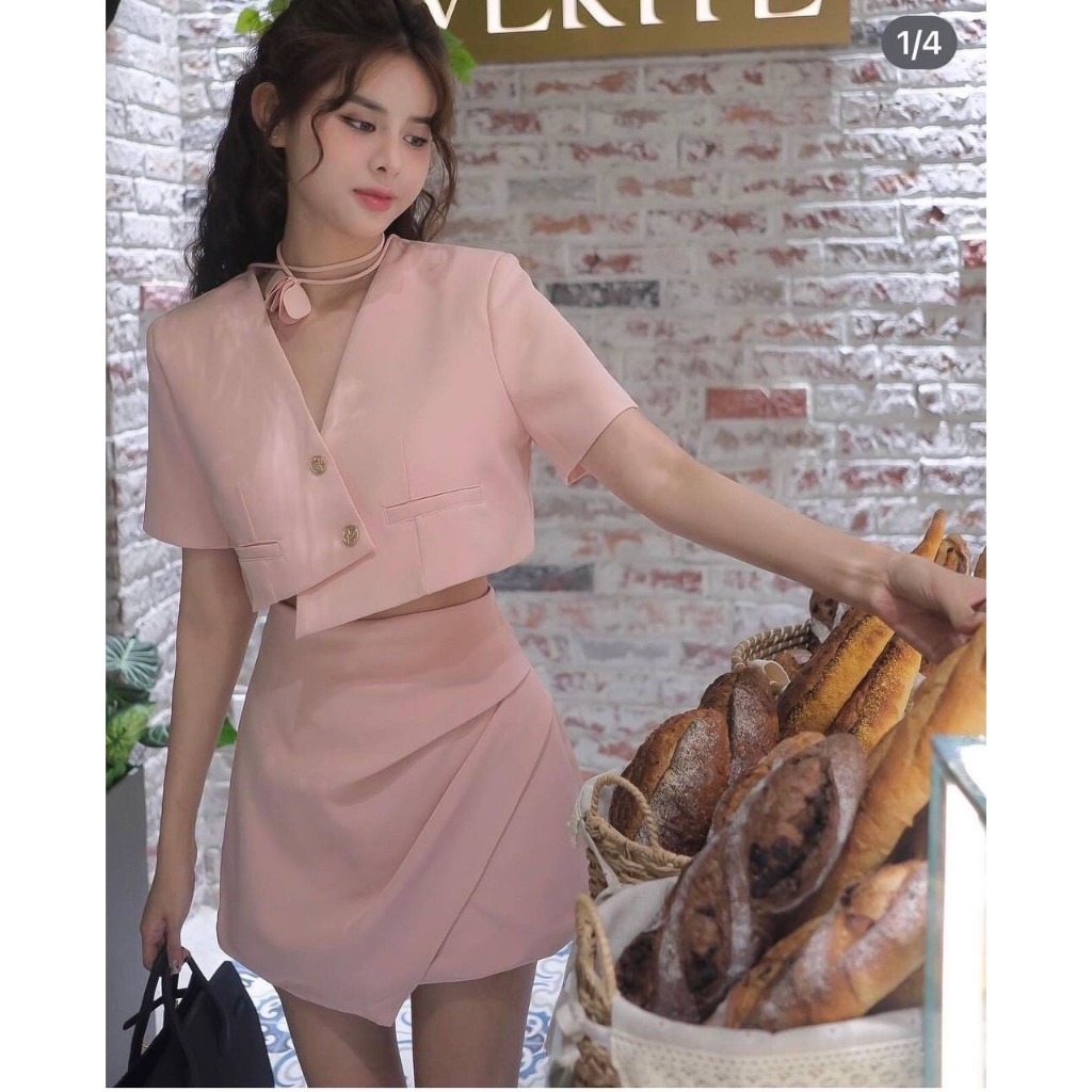 Set 2 Món Áo Vest Cách Điệu Cài Lệch Croptop Thiết Kế Sang Chảnh Mix Chân Váy Dáng Ngắn Tone Hồng Đất Basic Siêu Hot