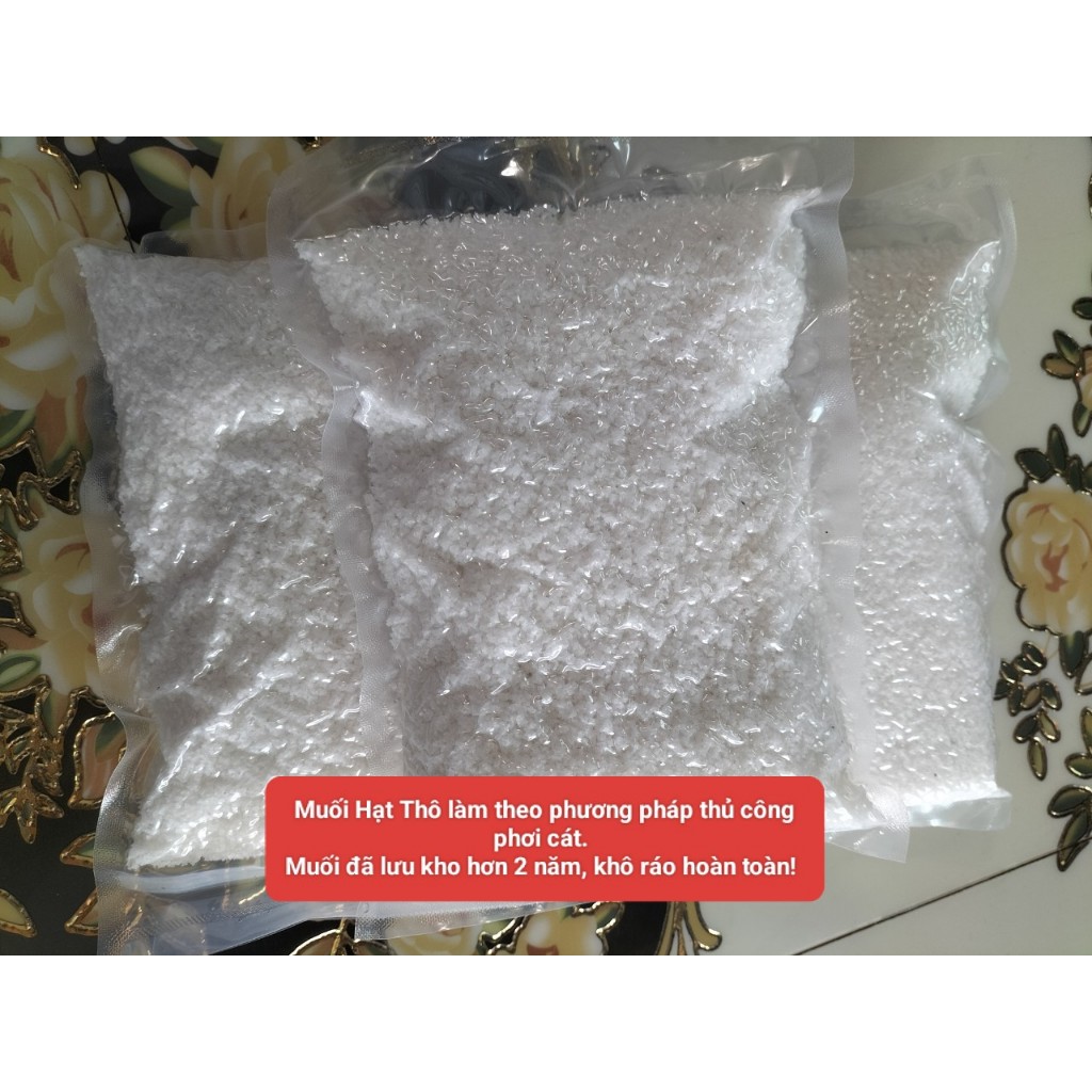 Muối hạt thô làm từ phương pháp thủ công phơi cát