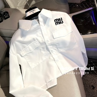 Áo sơ mi trắng thêu miu miu dài tay dáng ngắn 2 túi hộp phong cách ulzzang