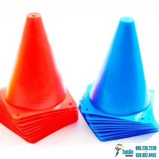Mắc cơ hình chóp nhựa được sử dụng để rèn luyện kỹ năng chơi bóng đá hiệu quả