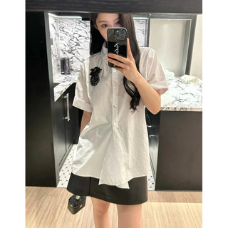 Áo sơ mi cộc tay chace kèm hoa