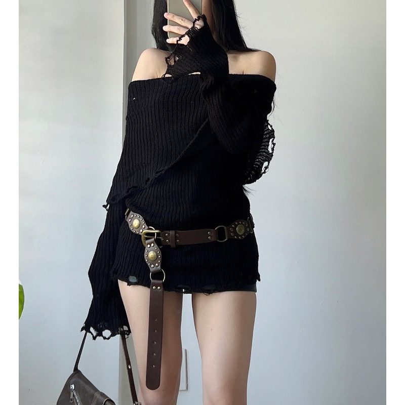 Áo len đen trễ vai rách gấu