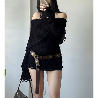 Áo len đen trễ vai rách gấu